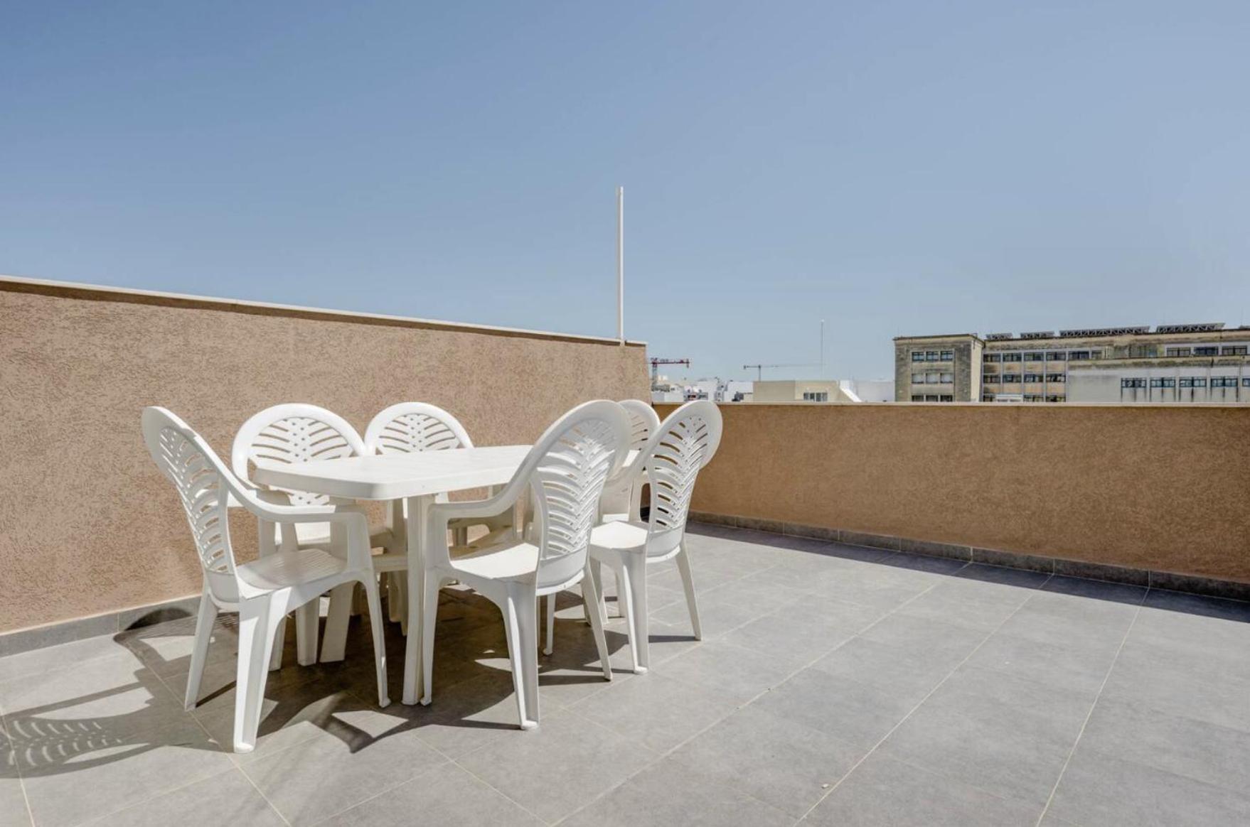 F12 Room 1, Private Room Two Single Beds Shared Bathroom In Shared Flat Msida Eksteriør bilde